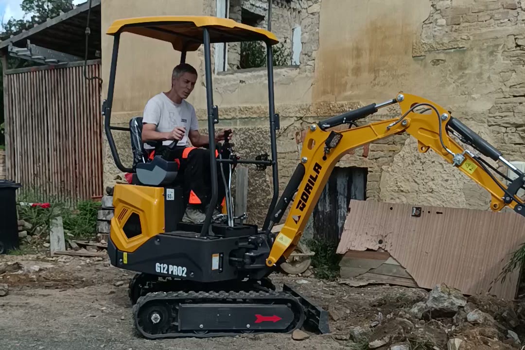 Náš minibagr GORILA G12 PRO2 při práci na dvoře