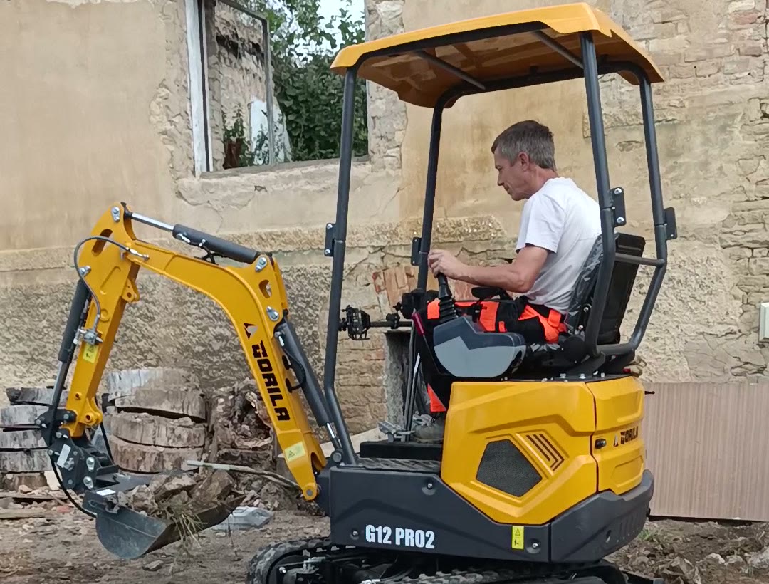 Minibagr GORILA G12 PRO2 s obsluhou při nakládání zeminy